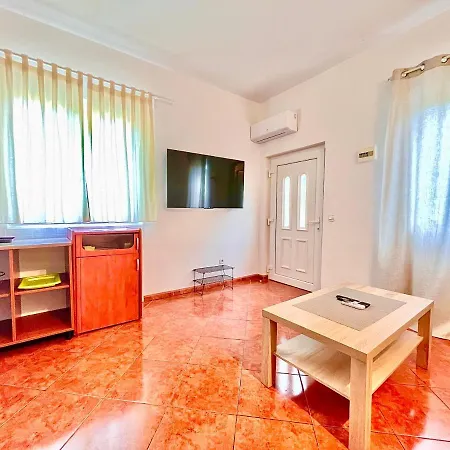 Spacious Apartment In Porec 1 Bedroom Exterior foto