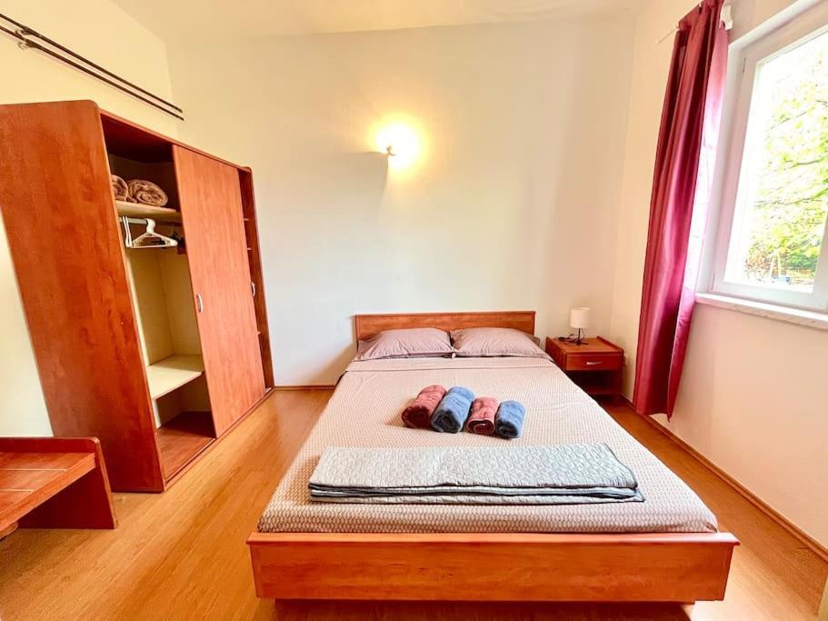 Spacious In 1 Bedroom Apartment *