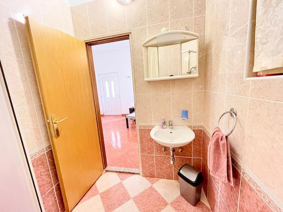 Spacious In 1 Bedroom