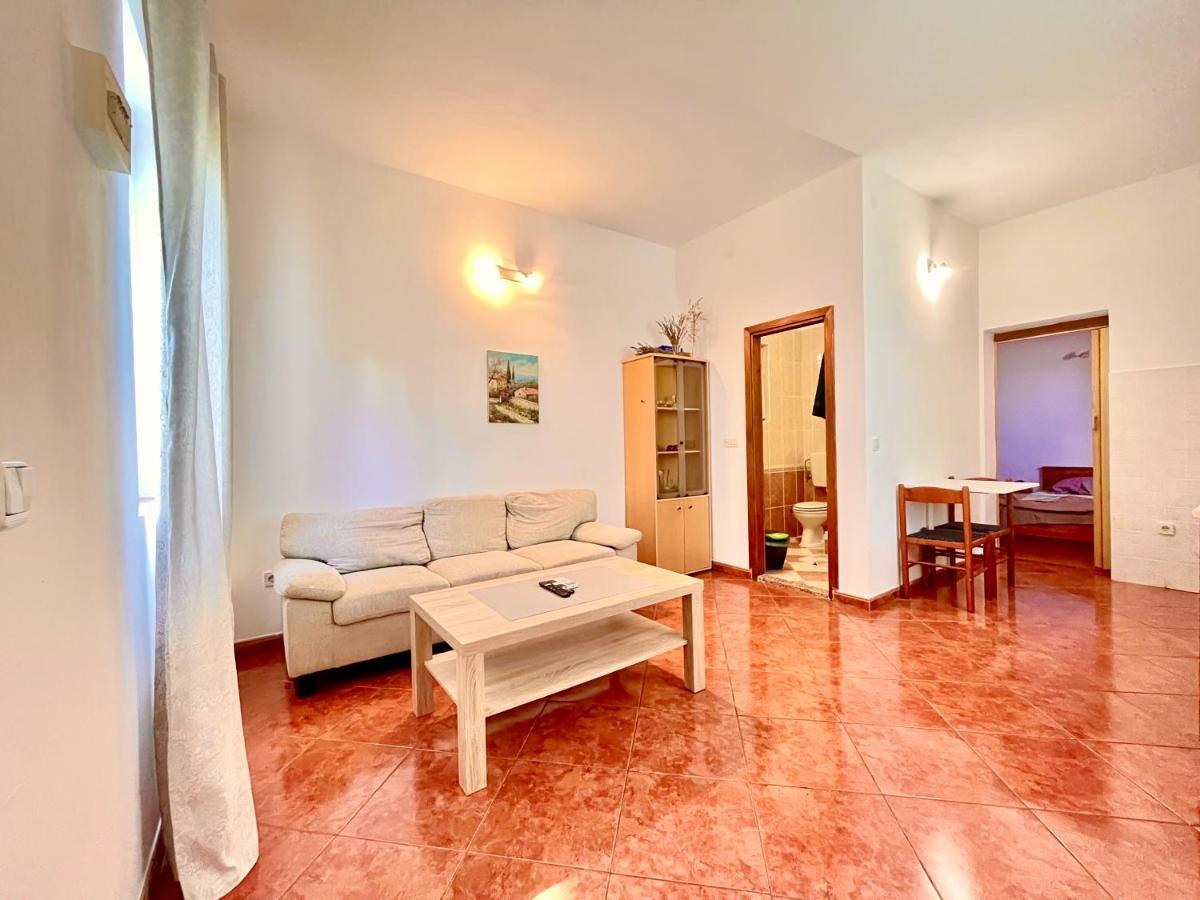 Spacious In 1 Bedroom Apartment *