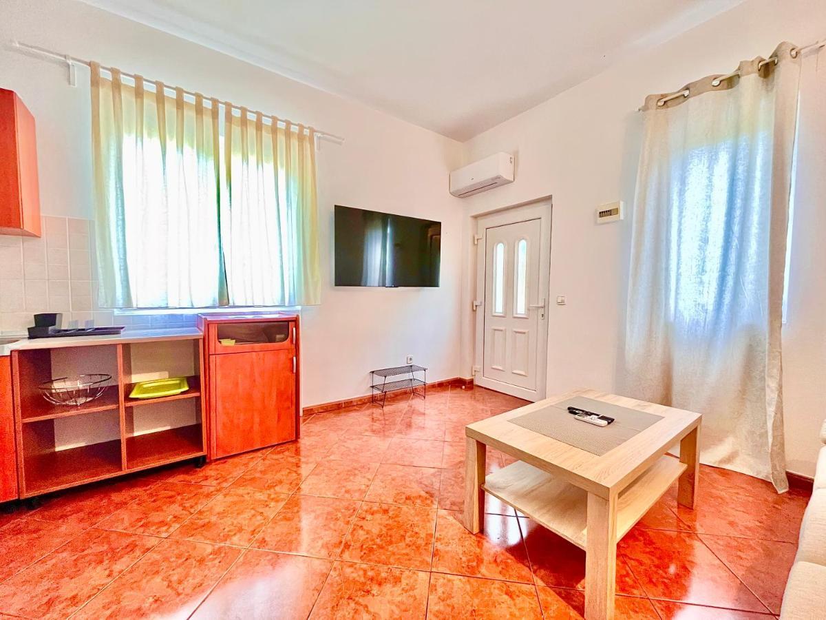 Apartment Spacious In 1 Bedroom *